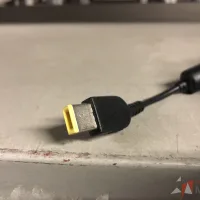 Lote 008 - Caja con cables diversos y cargadores para laptop - Imagen 7