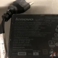 Lote 008 - Caja con cables diversos y cargadores para laptop - Imagen 6