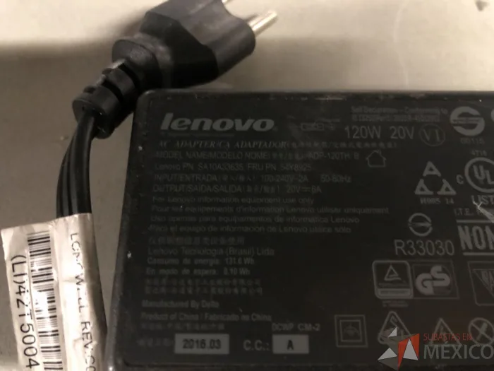 Lote 008 - Caja con cables diversos y cargadores para laptop - Imagen 6