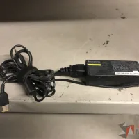 Lote 008 - Caja con cables diversos y cargadores para laptop - Imagen 5