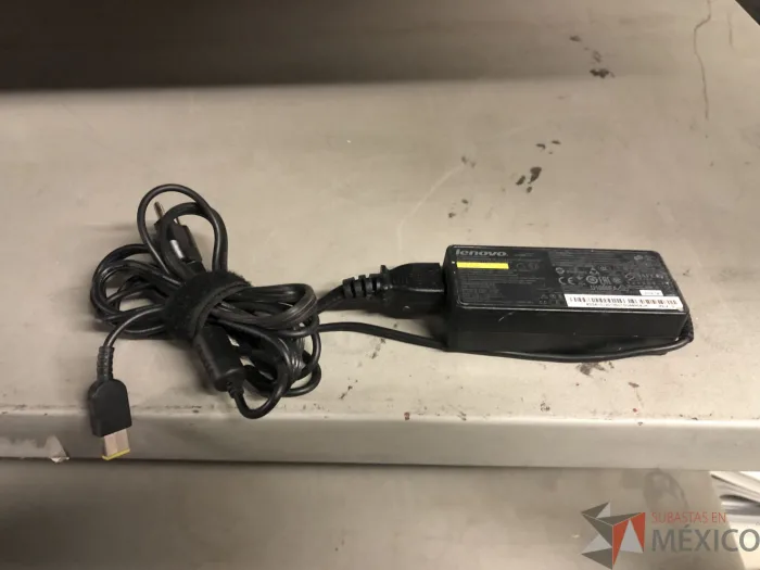 Lote 008 - Caja con cables diversos y cargadores para laptop - Imagen 5