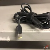 Lote 008 - Caja con cables diversos y cargadores para laptop - Imagen 3