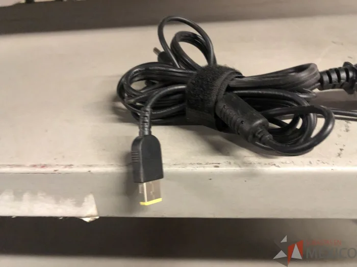 Lote 008 - Caja con cables diversos y cargadores para laptop - Imagen 3