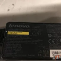 Lote 008 - Caja con cables diversos y cargadores para laptop - Imagen 2