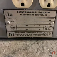 Lote 010 - Lote con 21 Equipos (8 UPS´s, 7 Bancos de baterías, 4 Reguladores de voltaje, 1 Fuente de Poder) - Imagen 31