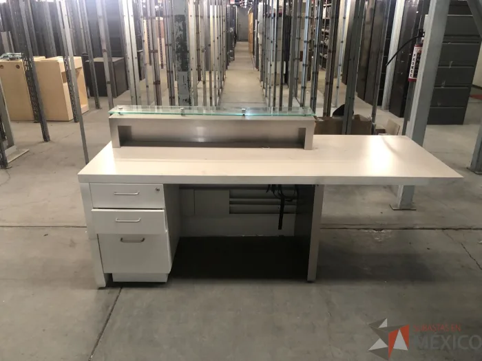 Lote 001 - Lote de muebles diversos (Mostrador, mueble, rack, etc...)