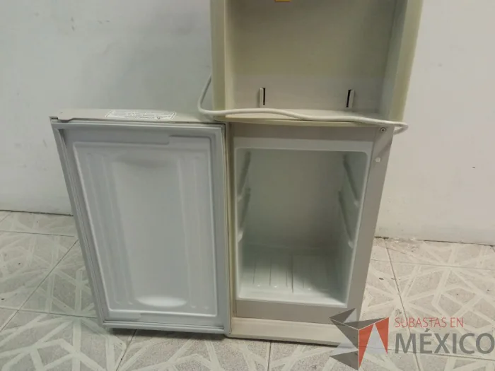 Lote 031 - Dispensador de agua con mini frigobar - Imagen 7