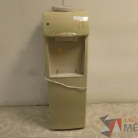 Lote 031 - Dispensador de agua con mini frigobar