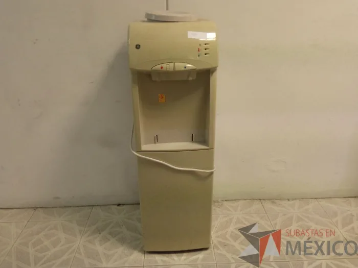 Lote 031 - Dispensador de agua con mini frigobar