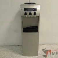 Lote 029 - Dispensador de agua con mini frigobar