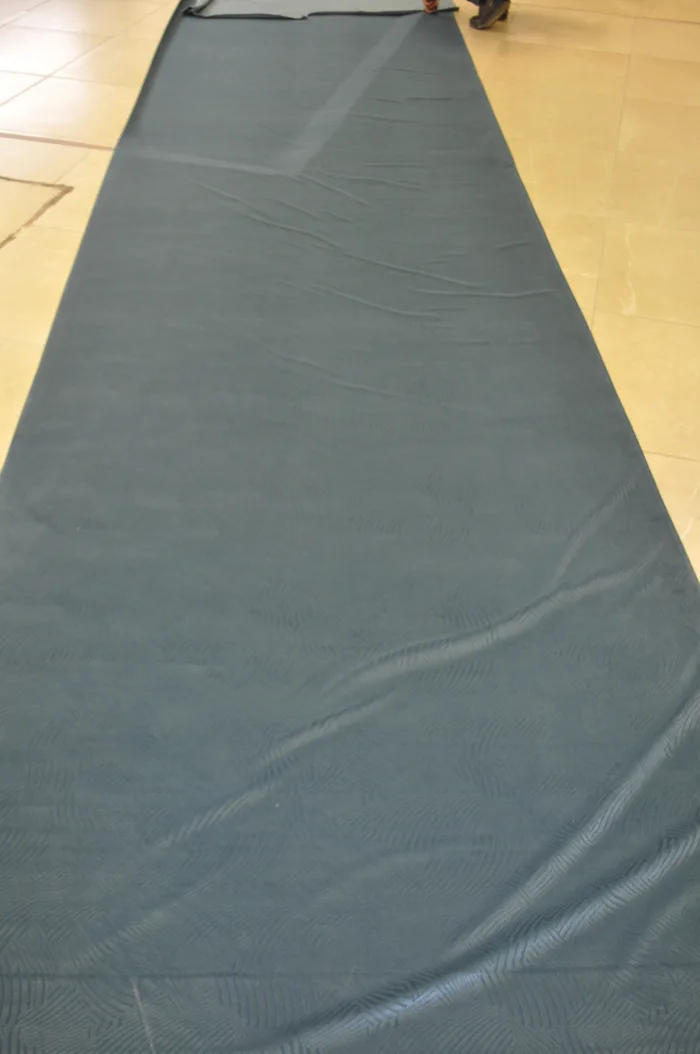 Lote 019 - 1 rollo de tela polyester, de color verde metálico  - Imagen 2