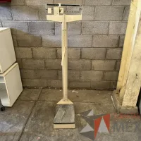 Lote 056 - Báscula Mecánica para Pesar Personas con Altímetro, Marca Bame, Modelo: 420