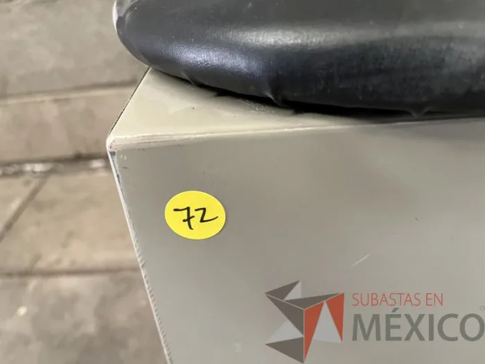 Lote 071 - Banco con asiento en piel color negro - Imagen 2