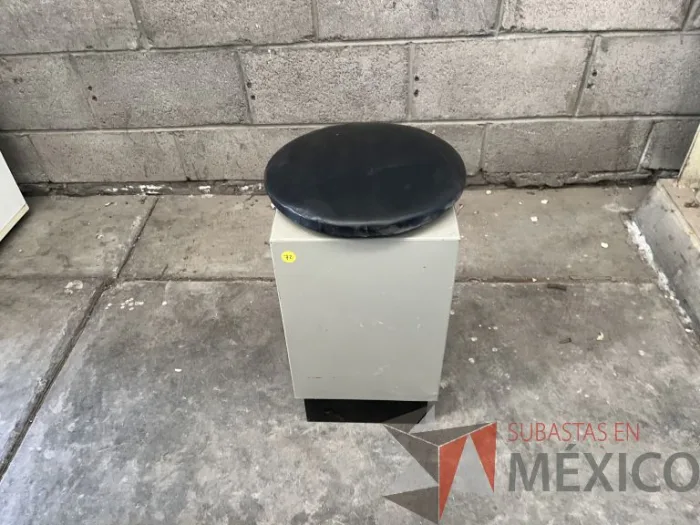 Lote 071 - Banco con asiento en piel color negro