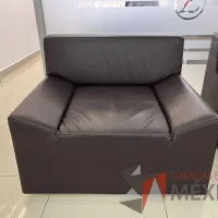 Lote 001 - Sillón de 1 plaza con asiento y respaldo color café