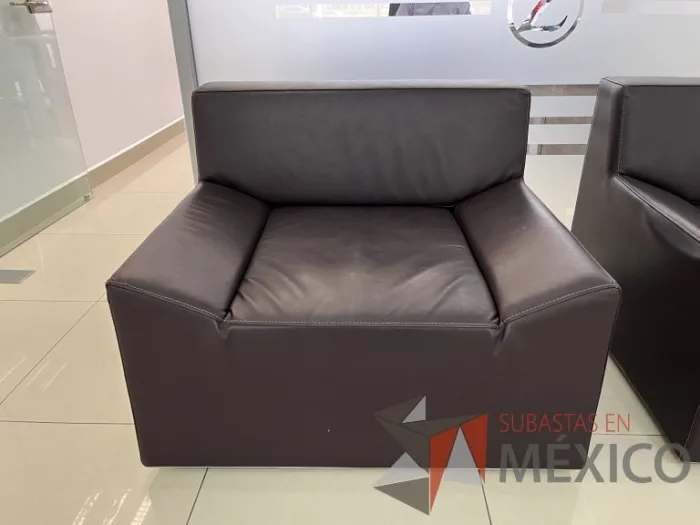 Lote 001 - Sillón de 1 plaza con asiento y respaldo color café