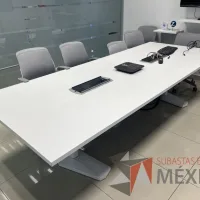 Lote 013 - Mesa de sala de juntas para 10 personas con accesorio para conexiones
