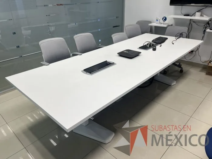 Lote 013 - Mesa de sala de juntas para 10 personas con accesorio para conexiones