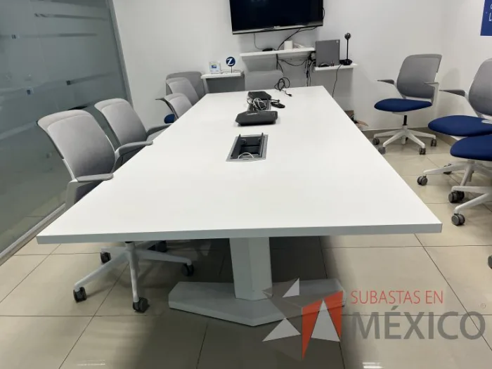 Lote 013 - Mesa de sala de juntas para 10 personas con accesorio para conexiones - Imagen 3
