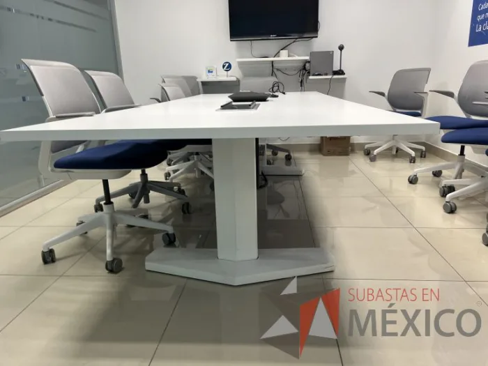 Lote 013 - Mesa de sala de juntas para 10 personas con accesorio para conexiones - Imagen 4