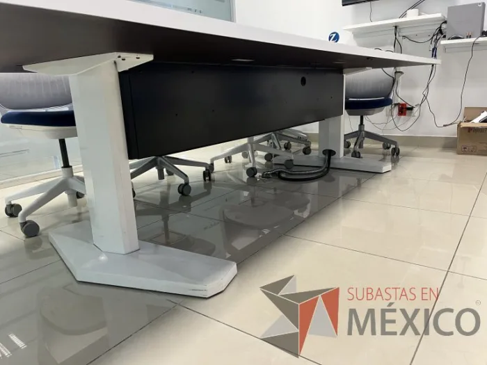 Lote 013 - Mesa de sala de juntas para 10 personas con accesorio para conexiones - Imagen 6