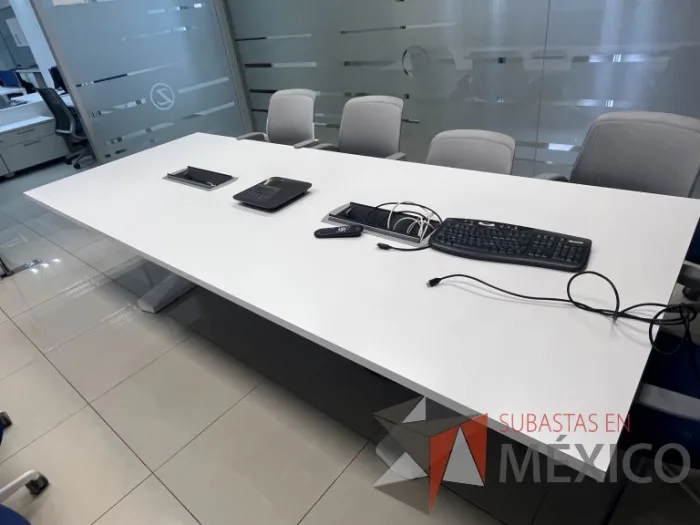 Lote 013 - Mesa de sala de juntas para 10 personas con accesorio para conexiones - Imagen 8