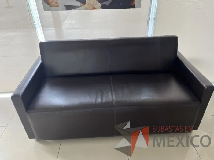 Lote 014 - Sillón de 2 plazas con asiento y respaldo color café