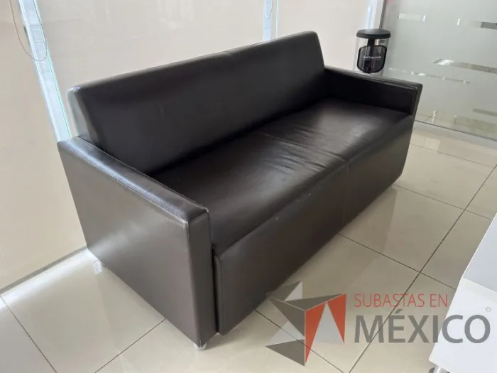 Lote 014 - Sillón de 2 plazas con asiento y respaldo color café - Imagen 4
