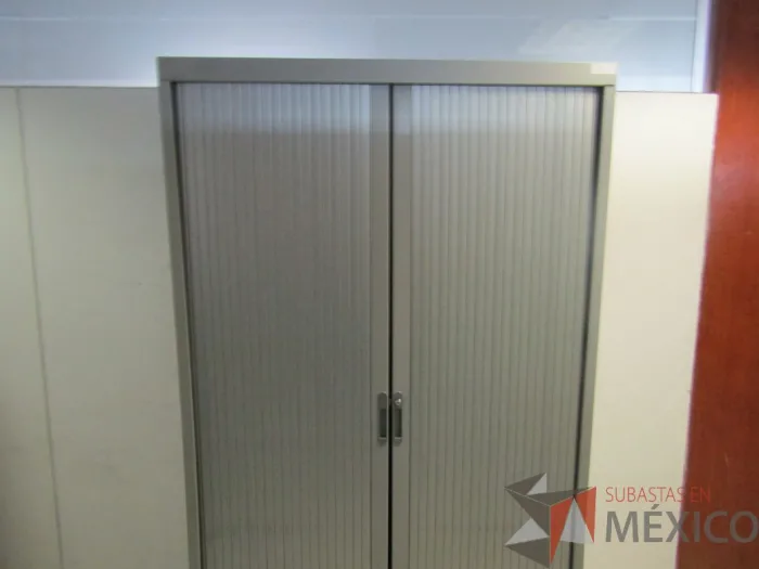 Lote 011 - 2 Gabinete con puertas corredizas, con 4 repisas - Imagen 6