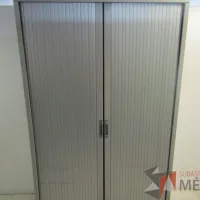 Lote 011 - 2 Gabinete con puertas corredizas, con 4 repisas