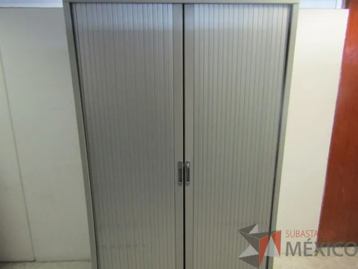 Lote 011 - 2 Gabinete con puertas corredizas, con 4 repisas