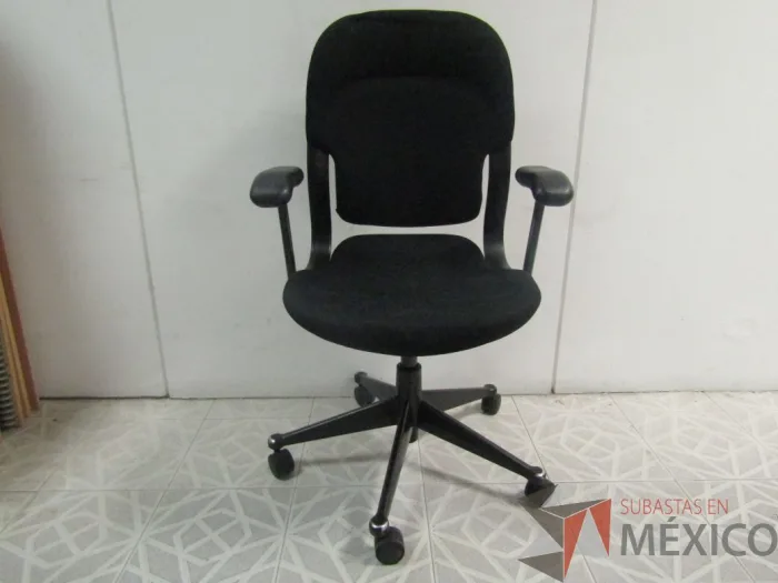Lote 045 - 2 Sillas ejecutivas color negro - Imagen 5