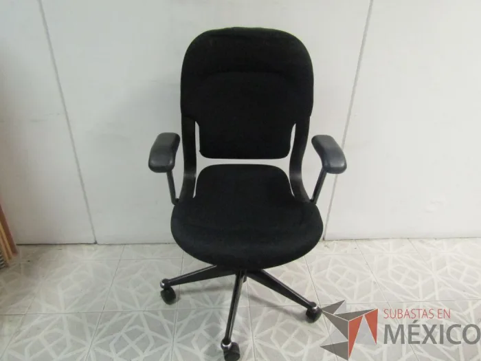 Lote 045 - 2 Sillas ejecutivas color negro - Imagen 4