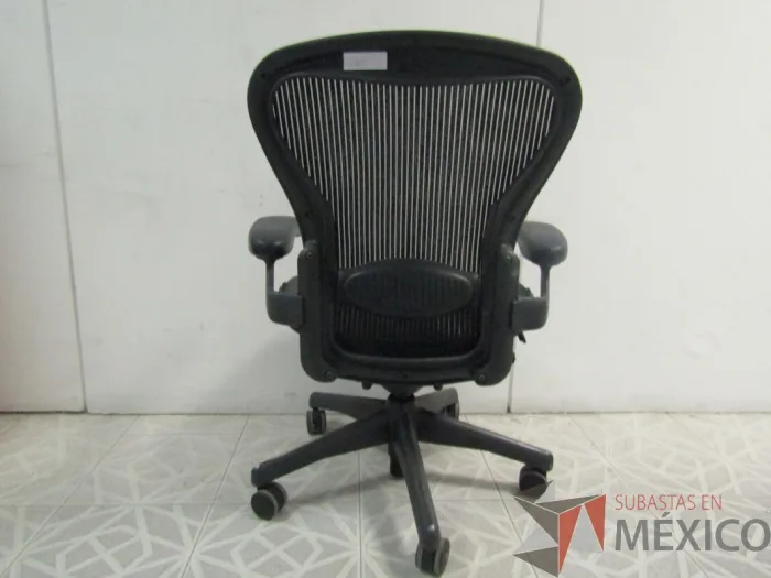 Lote 013 - Silla Herman Miller Aeron - Imagen 4