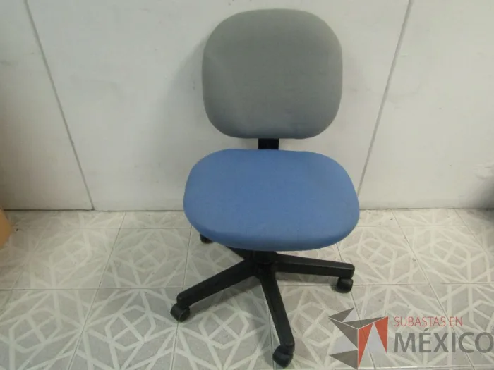 Lote 039 - 4 Sillas operativas, color azul y gris - Imagen 5