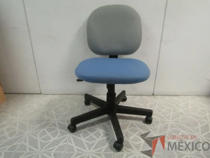 Lote 039 - 4 Sillas operativas, color azul y gris - Imagen 3
