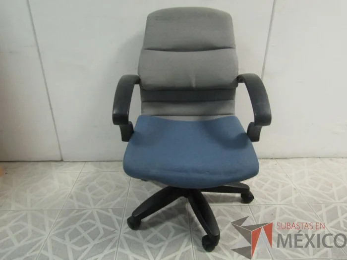 Lote 040 - 3 Sillas ejecutivas, color gris y azul