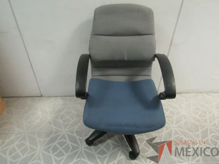 Lote 040 - 3 Sillas ejecutivas, color gris y azul - Imagen 4