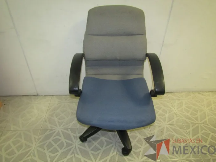 Lote 040 - 3 Sillas ejecutivas, color gris y azul - Imagen 3