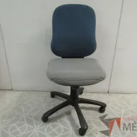 Lote 028 - Silla operativa, color azul y gris