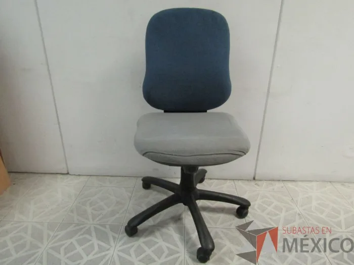 Lote 028 - Silla operativa, color azul y gris - Imagen 5