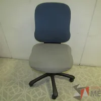 Lote 028 - Silla operativa, color azul y gris - Imagen 4