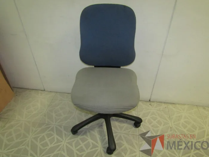 Lote 028 - Silla operativa, color azul y gris - Imagen 4