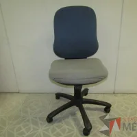 Lote 028 - Silla operativa, color azul y gris - Imagen 3