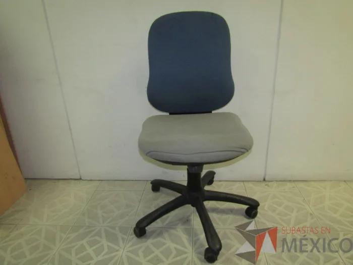 Lote 028 - Silla operativa, color azul y gris - Imagen 3