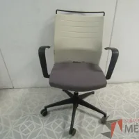 Lote 019 - Silla ejecutiva color blanco