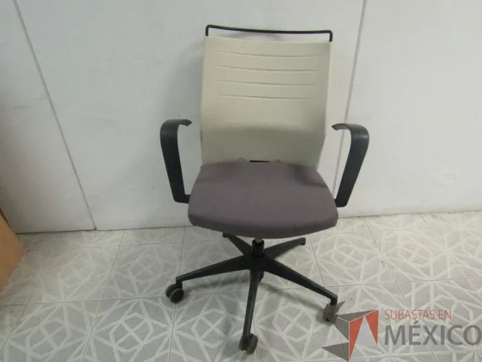 Lote 019 - Silla ejecutiva color blanco - Imagen 4