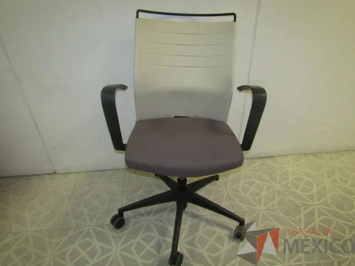 Lote 019 - Silla ejecutiva color blanco - Imagen 3