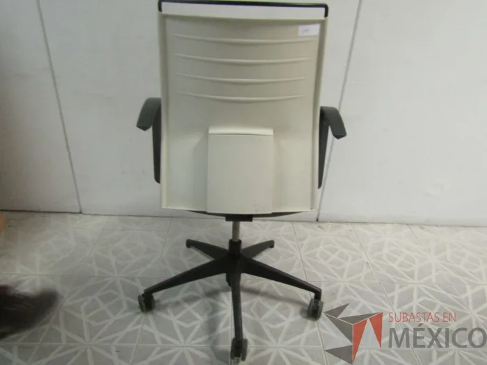 Lote 019 - Silla ejecutiva color blanco - Imagen 2