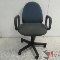 Lote 026 - Silla operativa, con ruedas, asiento y respaldo en tela